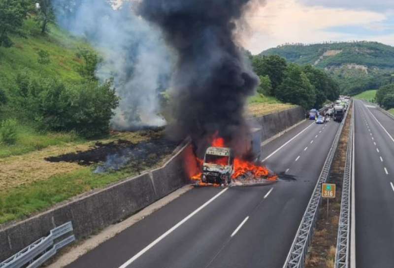 tir in fiamme sulla a1 1