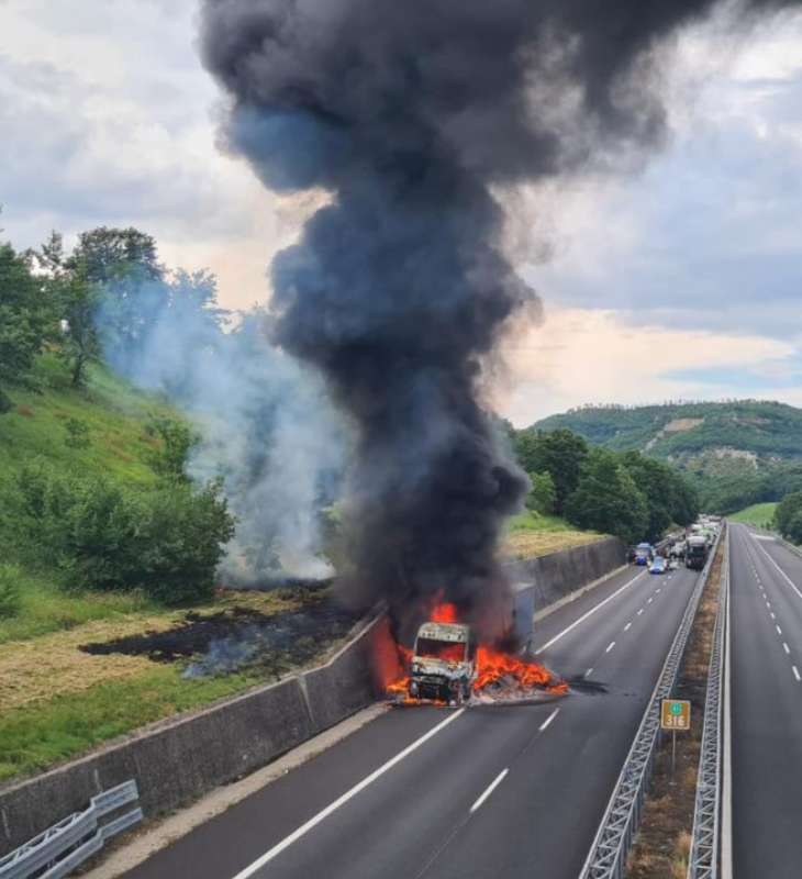 tir in fiamme sulla a1 2