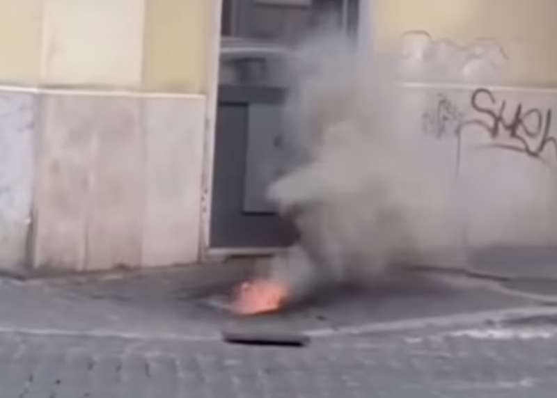 tombino in fiamme a roma 1