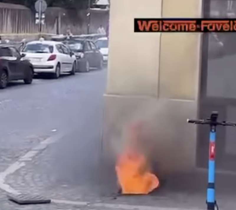 tombino in fiamme a roma 3