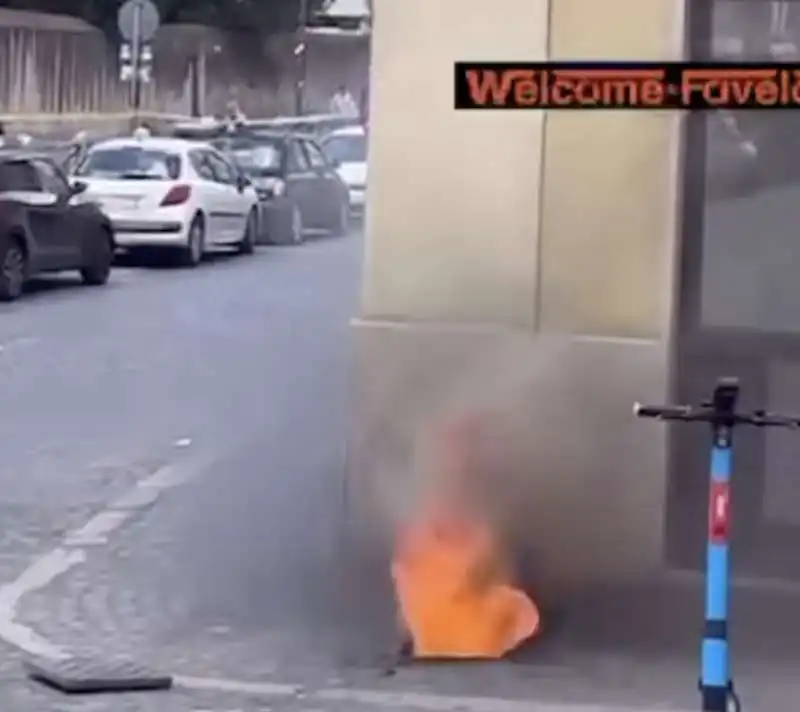 tombino in fiamme a roma   3