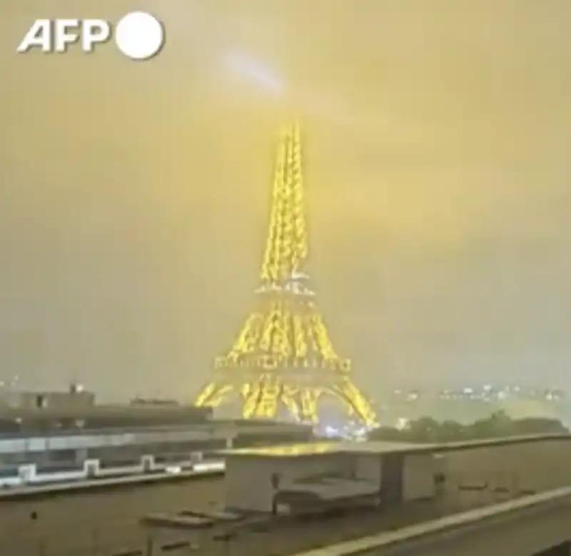 torre eiffel colpita da un fulmine   4