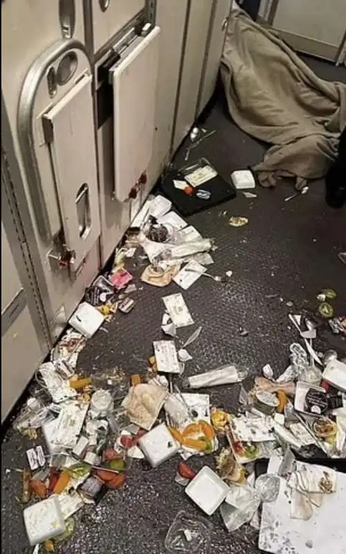 turbolenza a bordo di un volo singapore airlines   4