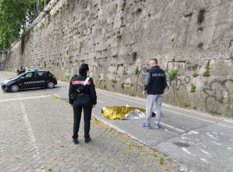 TURISTA SVEDESE MORTO SULLA BANCHINA DEL TEVERE