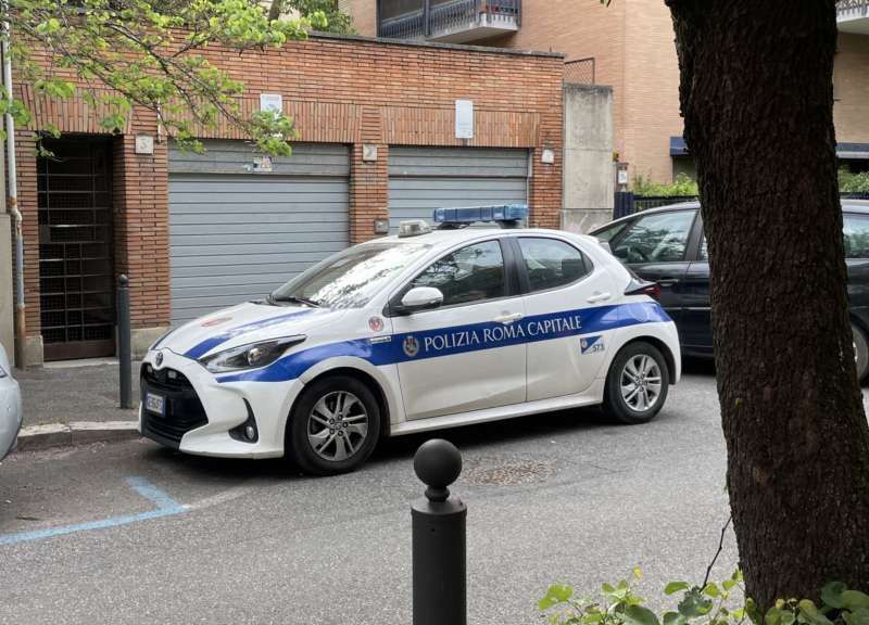 vigili parcheggiano in divieto di sosta 4