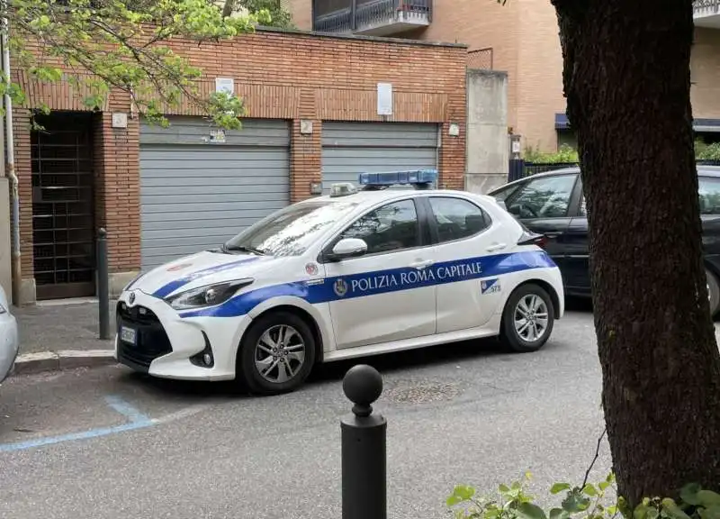 vigili parcheggiano in divieto di sosta   4