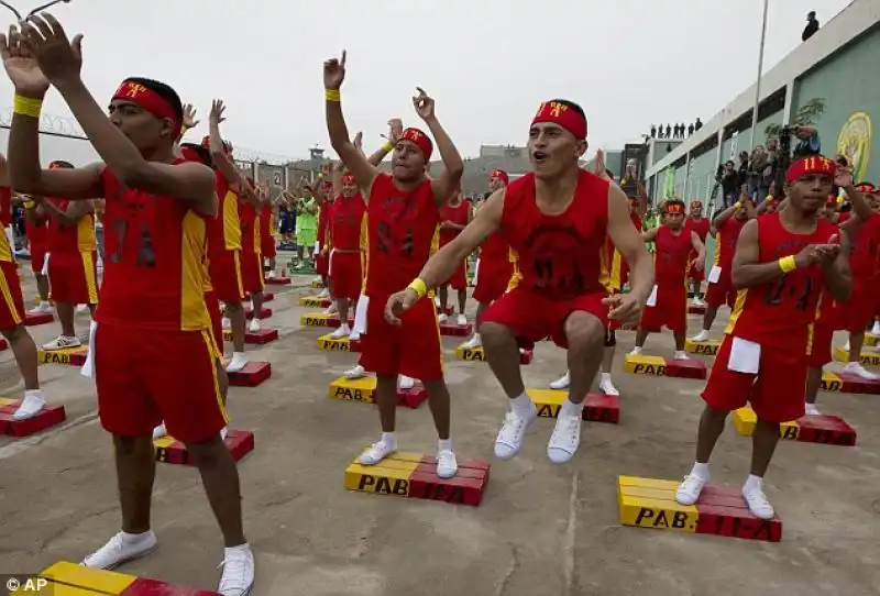 AEROBICA NEL CARCERE - PERU'