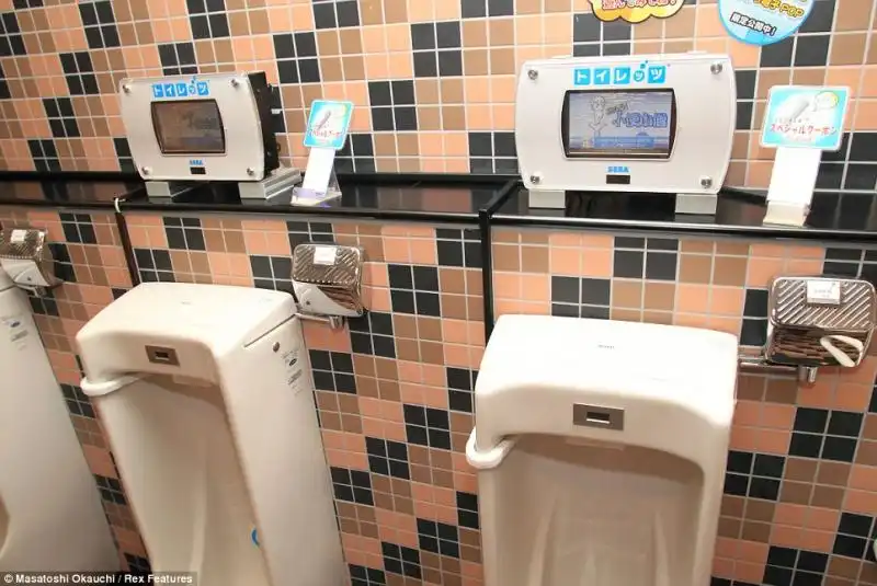 BAGNO PUBBLICO CON VIDEOGAME A TOKIO 