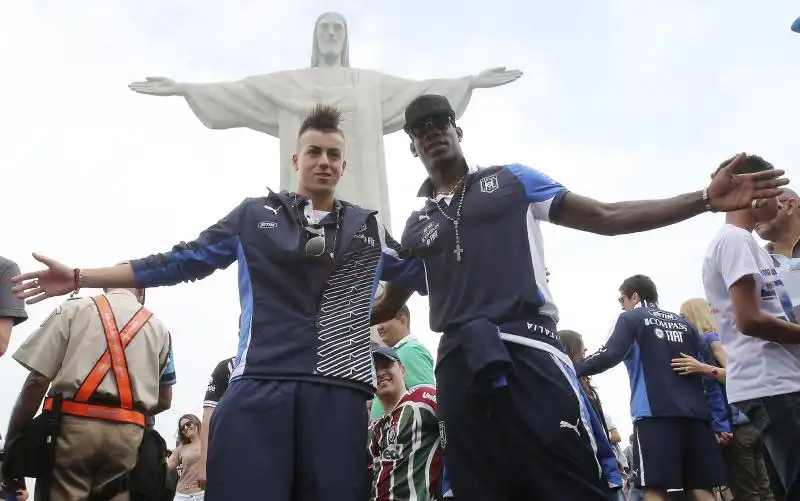 BALOTELLI EL SHAARAWY SOTTO LA STATUA DEL CRISTO A RIO DE JANEIRO FOTO LAPRESSE 