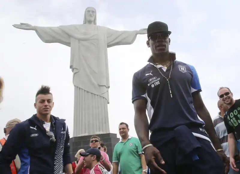 BALOTELLI EL SHAARAWY SOTTO LA STATUA DEL CRISTO A RIO DE JANEIRO FOTO LAPRESSE 