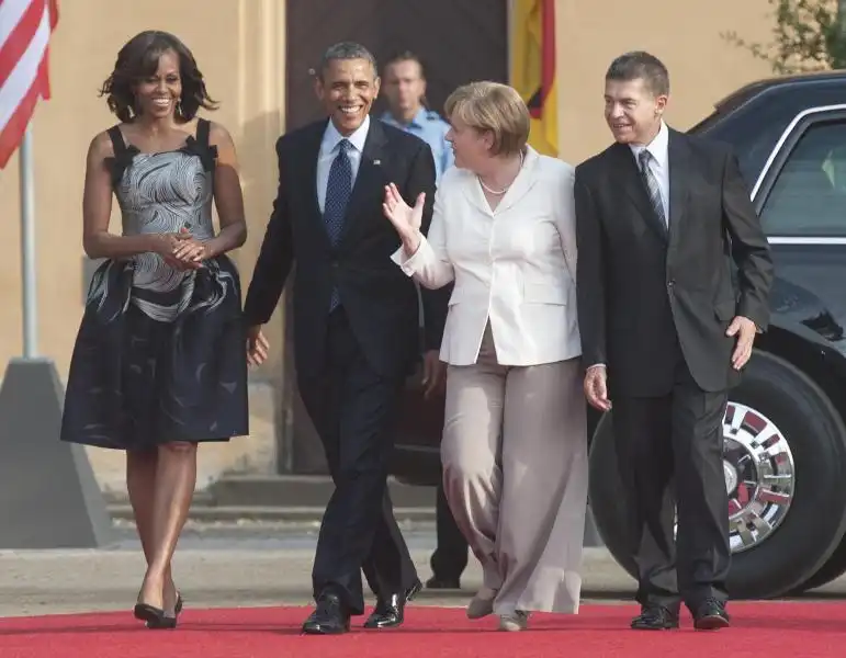 BARACK OBAMA E MICHELLE CON ANGELA MERKEL FOTO LAPRESSE 