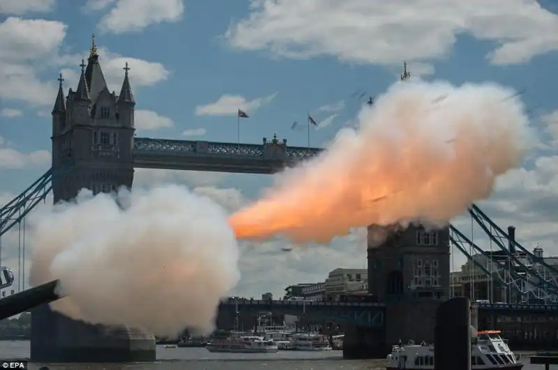 IL CANNONE SPARA ALLA TORRE DI LONDRA PER CELEBRARE I SESSANTA ANNI DI REGNO DI ELISABETTA 