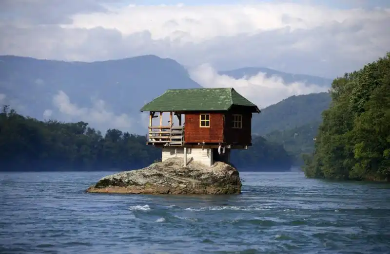 CASE STRANE SUL FIUME DRINA IN SERBIA 