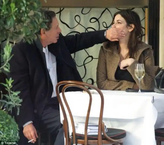 CHARLES SAATCHI LITIGA CON LA MOGLIE NIGELLA LAWSON 