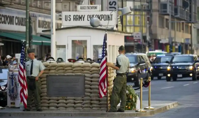 IL CHECKPOINT CHARLIE A BERLINO 