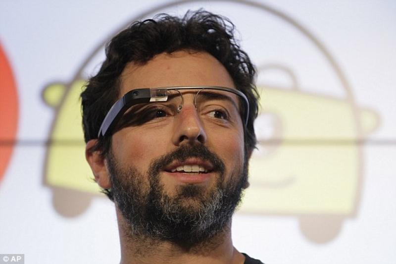 IL COFONDATORE DI GOOGLE SERGEY BRIN INDOSSA I GOOGLE GLASS