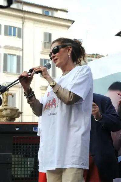 Daniela Santanche sul palco di piazza Farnese 