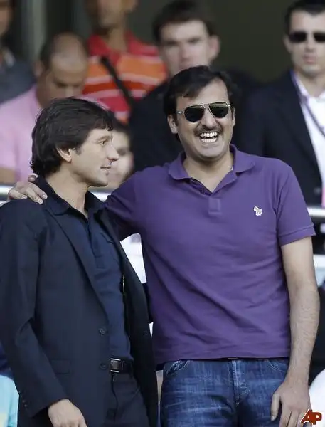 EMIRO TAMIM AL THANI CON LEONARDO 