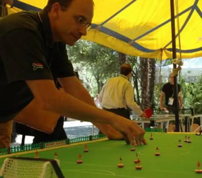 Enrico Letta gioca a subbuteo 