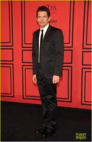 ethan hawke cfda fashion awards red carpet 