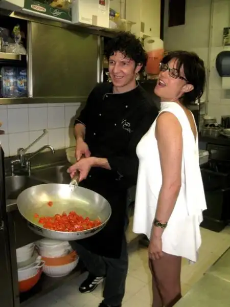 FABIO E SARA TOMMASI IN CUCINA FOTO ANDREA ARRIGA 