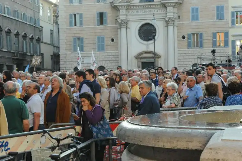 Folla in piazza Farnese 