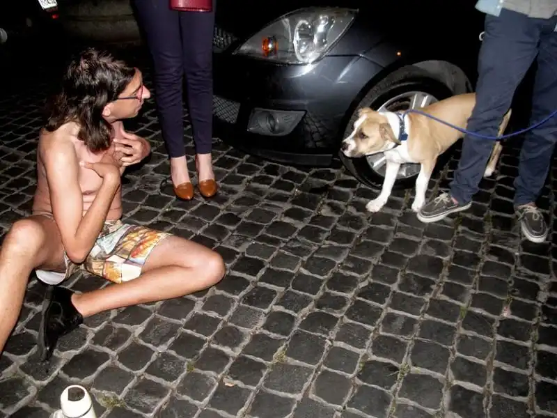 GABRIELE PAOLINI PARLA CON UN CANE FOTO ANDREA ARRIGA 