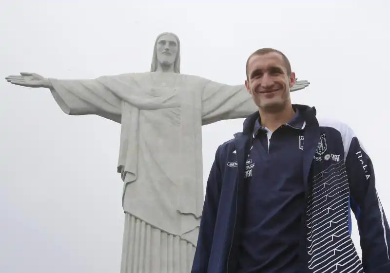 GIORGIO CHIELLINI SOTTO LA STATUA DEL CRISTO A RIO DE JANEIRO FOTO LAPRESSE 