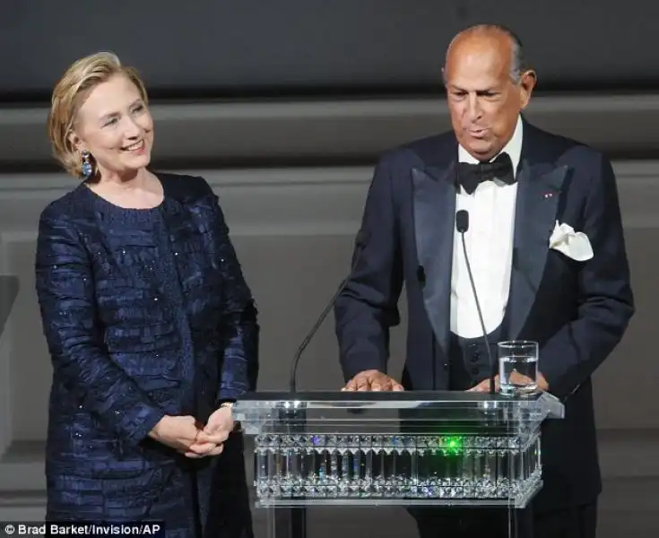 HILLARY CLINTON BOTOXATA CON OSCAR DE LA RENTA 