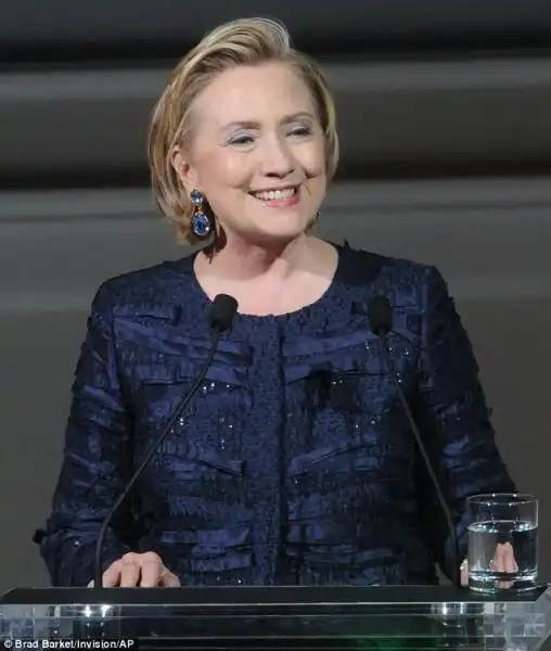 HILLARY CLINTON BOTOXATA PREMIA GLI STILISTI 