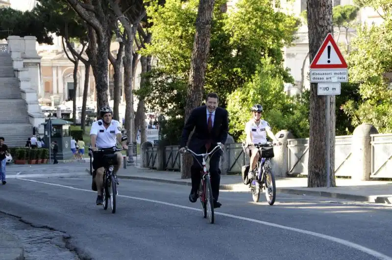 ignazio marino bici in campidoglio 