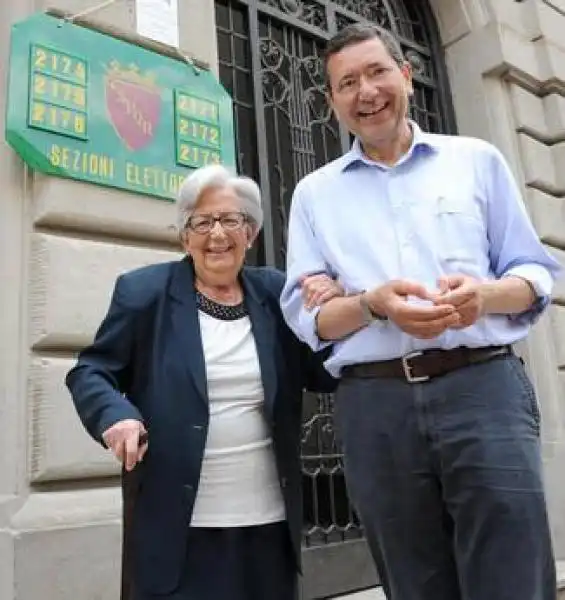 IGNAZIO MARINO AL VOTO CON LA MADRE