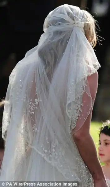 KATE MOSS CON IL VESTITO DA SPOSA DISEGNATO DA JOHN GALLIANO 