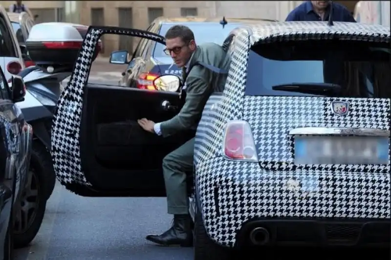 lapo elkann con la cinquecento pied de poule 