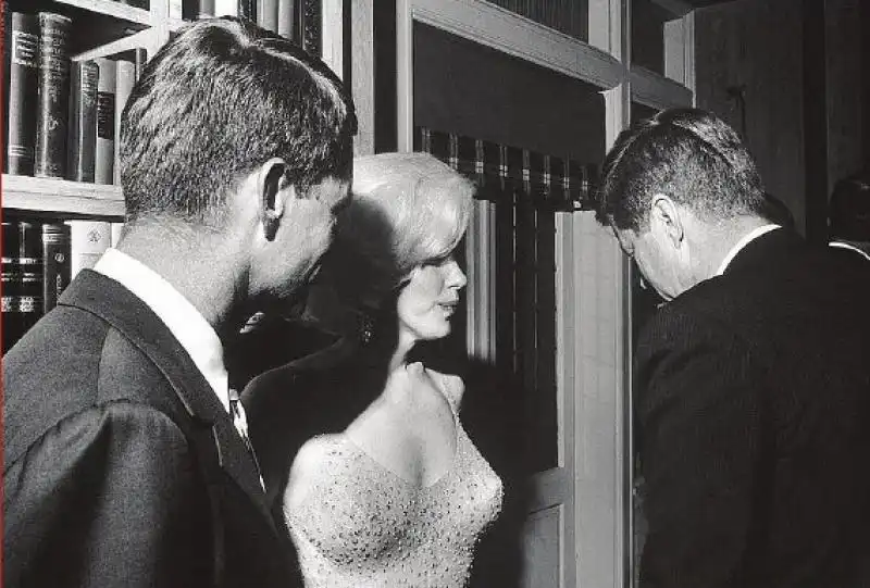 MARILYN MONROE CON BOB E JOHN KENNEDY 