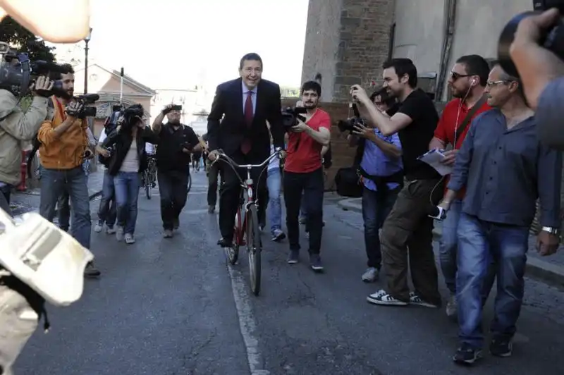 Marino arriva in bici in Campidoglio 