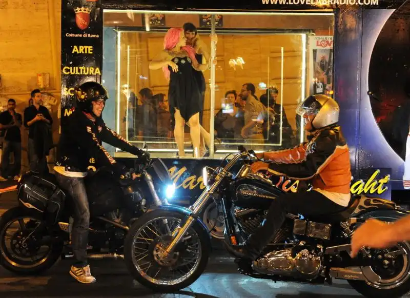 Motociclisti davanti al Sexycaravan 