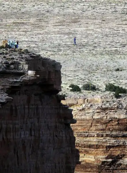 NUOVA IMPRESA DI WALLENDA ATTRAVERSA CANYON A METRI DI ALTEZZA 