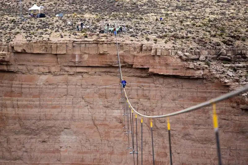 NUOVA IMPRESA DI WALLENDA ATTRAVERSA CANYON A METRI DI ALTEZZA 