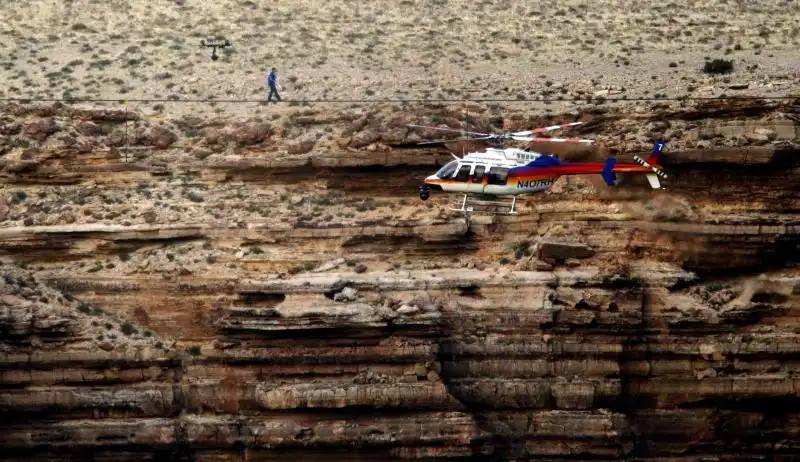 NUOVA IMPRESA DI WALLENDA ATTRAVERSA CANYON A METRI DI ALTEZZA 