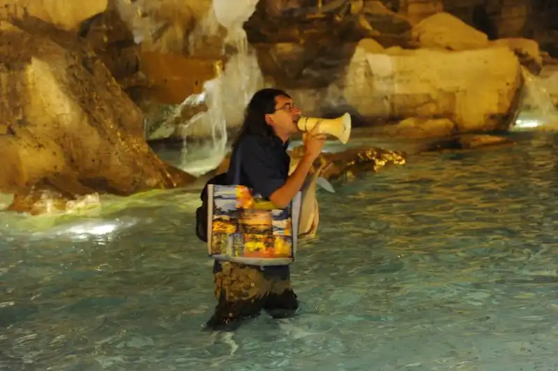 Paolini dentro la Fontana di Trevi 