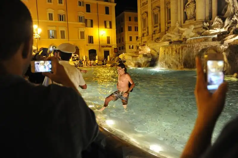 Paolini esce dalla Fontana 