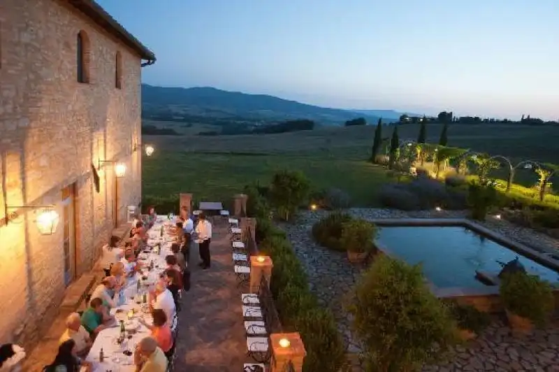 La piscina di Borgo Finocchieto meal can be catered in 