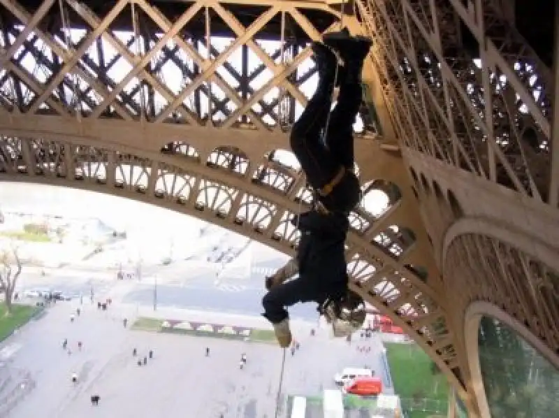 pompiere si esercita sulla torre eiffel 