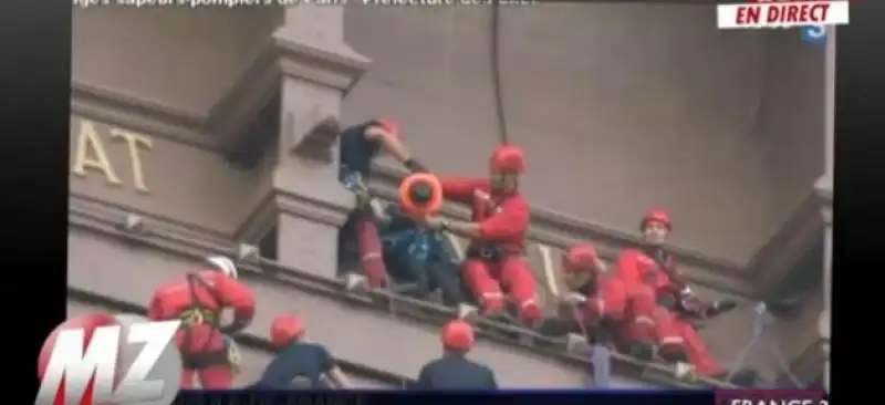 i pompieri salvano un suicida sulla torre eiffel 