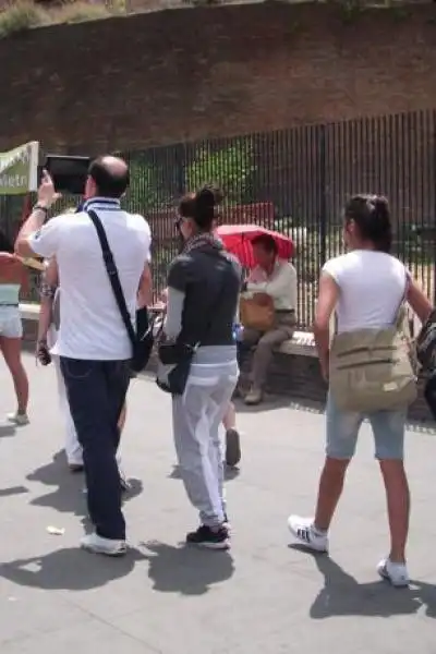 RAGAZZINE ROM DERUBANO TURISTA AI FORI IMPERIALI FOTO PROTO 