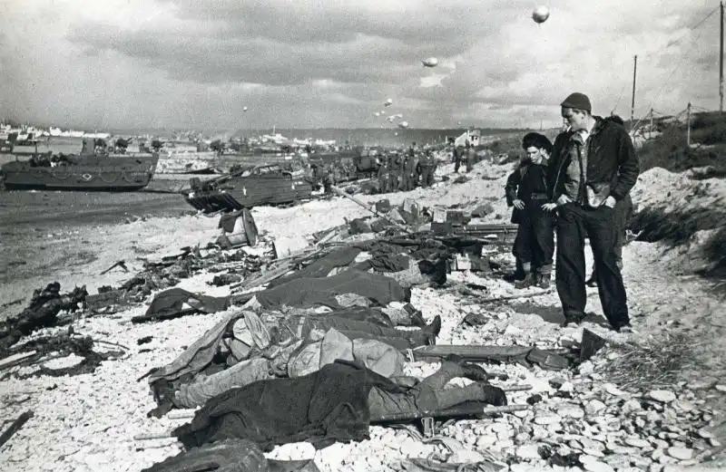 ROBERT CAPA IL D DAY A OMAHA BEACH IN NORMANDIA 