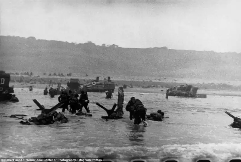 ROBERT CAPA IL D DAY A OMAHA BEACH IN NORMANDIA 