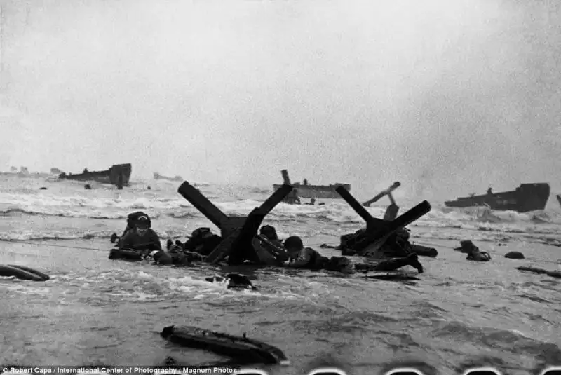 ROBERT CAPA IL D DAY A OMAHA BEACH IN NORMANDIA 