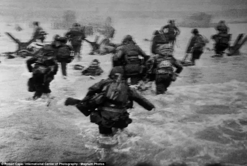 ROBERT CAPA IL D DAY A OMAHA BEACH IN NORMANDIA 